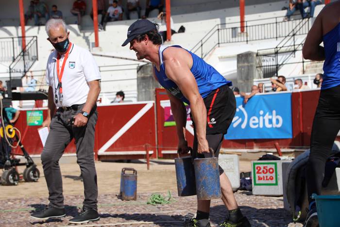 Izetatarrek jantzi dute txap 37 1624130524773