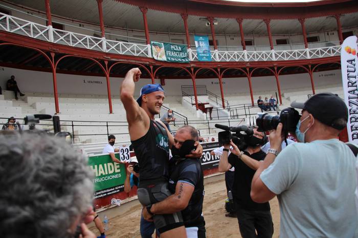 Izetatarrek jantzi dute txap 83 1624130541527