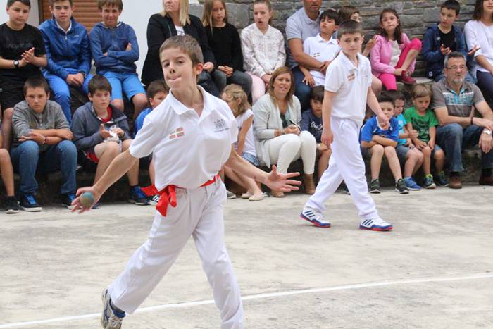 Jaietako egun handia ospatzen ari dira Asteasun 52 1467203877992