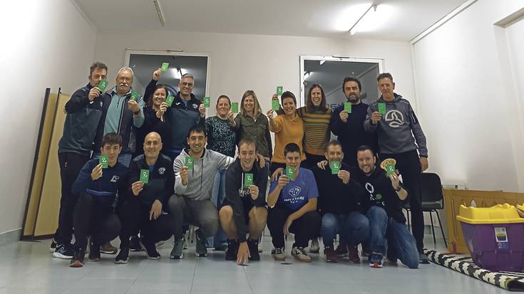 Balioen lanketa egin dute Intxurre futbol taldeko kideen artean