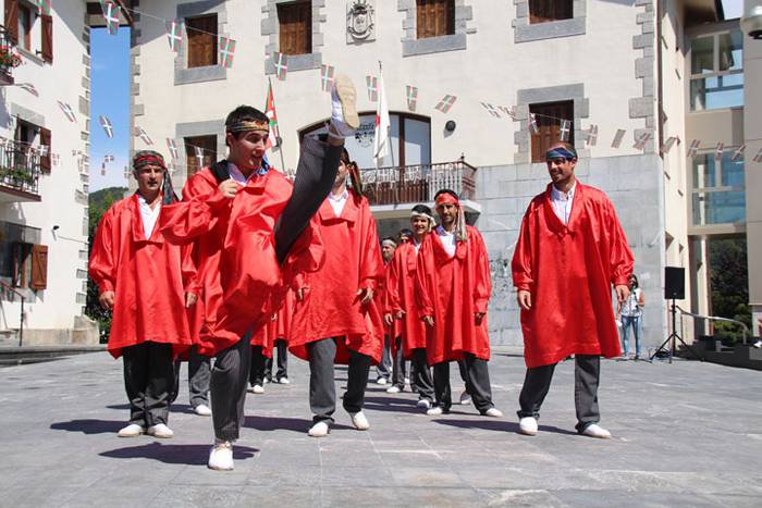 Axeriak dantzan Adunan 58 1471261065205