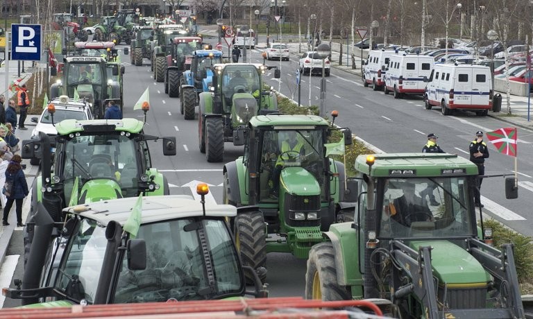 Traktoreak kaleetan eta txaloak balkoietan