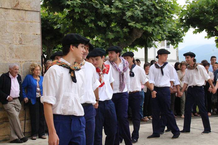 Jaietako egun handia ospatzen ari dira Asteasun 25 1467203527108