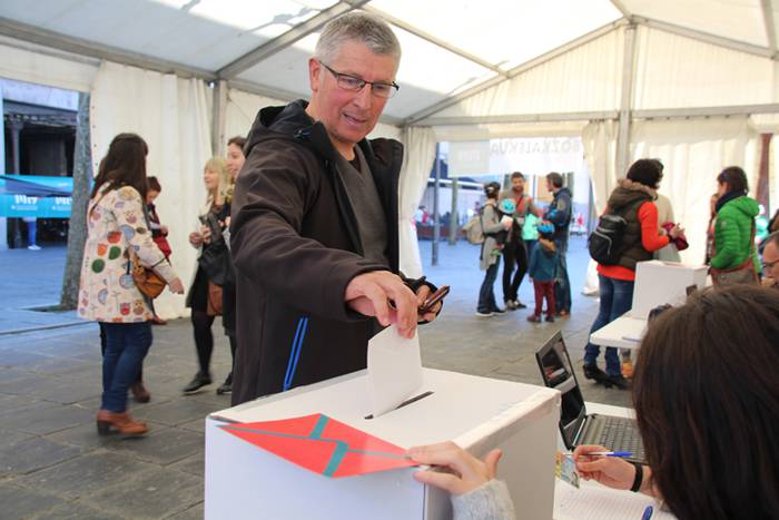 Aurpegi ezagunak bozka emate 23 1489931162769