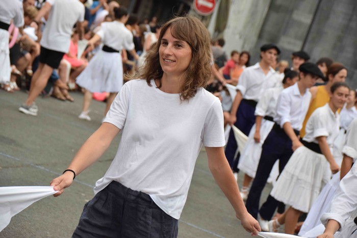 Soka dantzak jende ugari bildu du Errebote plazan - 72