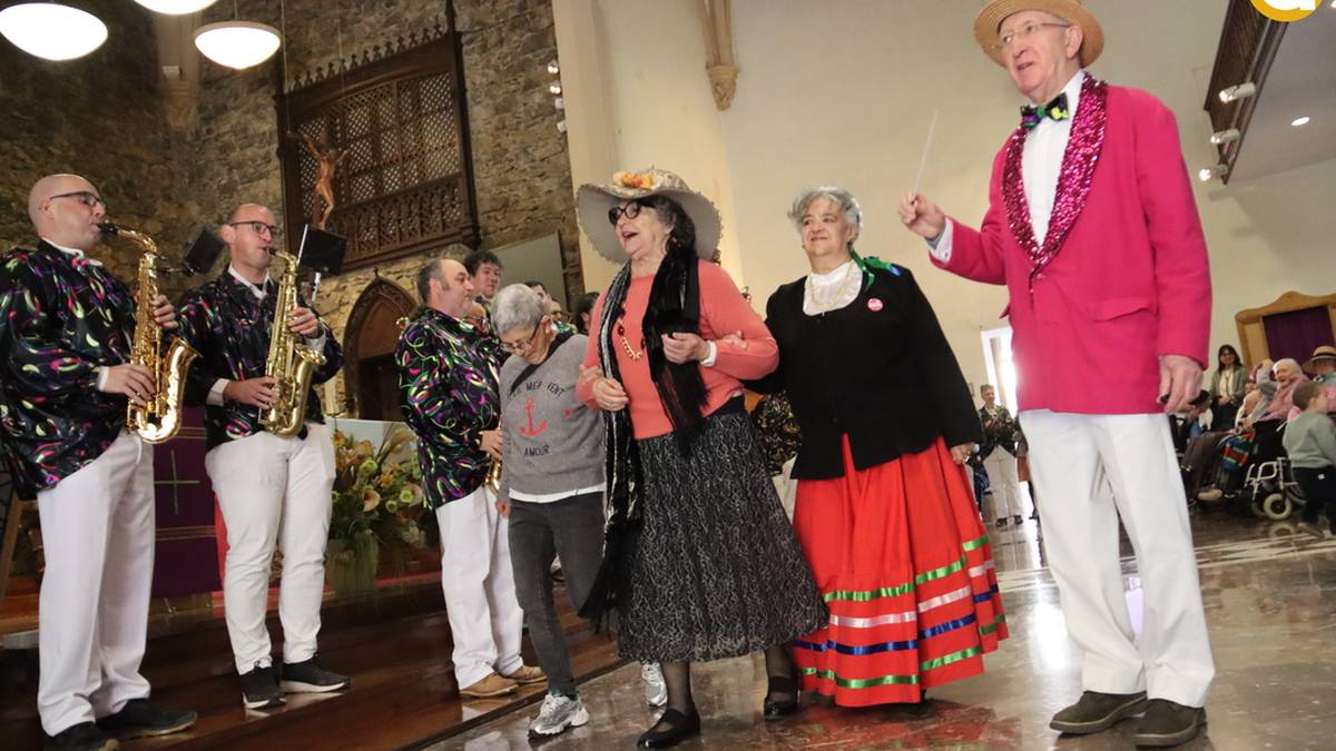 Iurreamendi egoitzara iritsi dira inauteri doinuak