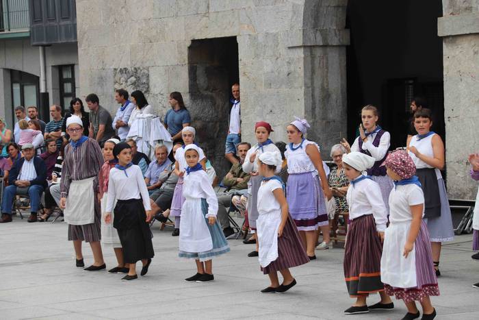 Dantzak, txistuak eta trikit 60 1565549105026