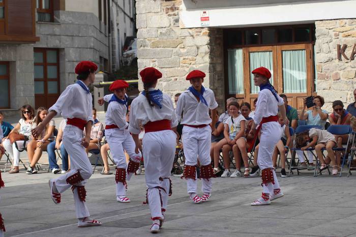 Dantza sokara batu dira emak 29 1660153179401