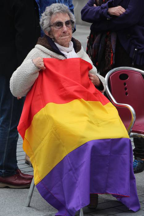 Errepublikar bandera Tolosako udaletxean 2 1460805548847