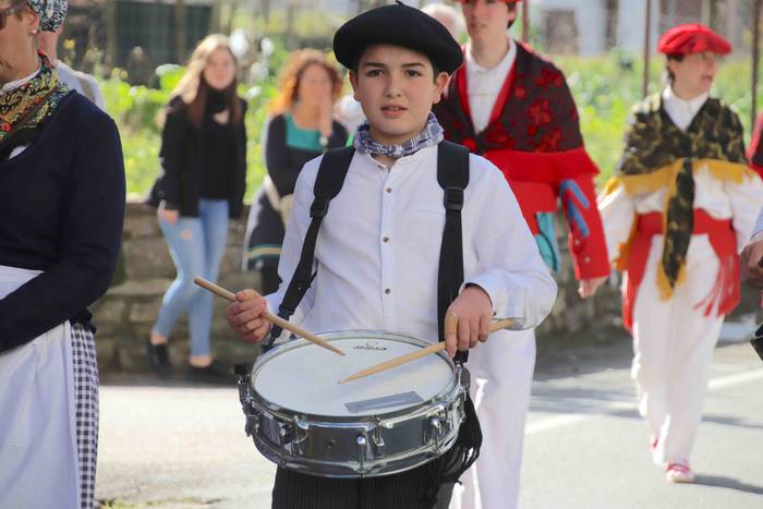 Dantzatzen duen herria 24 1581859444604