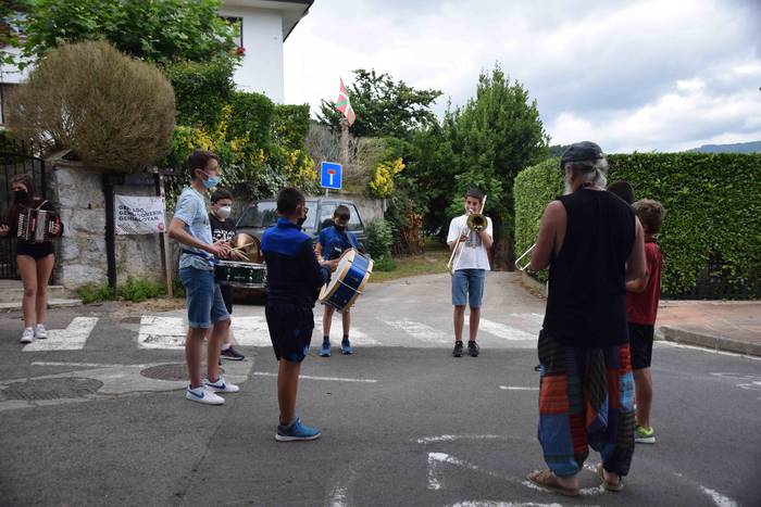 Festari itxura ematen, musik 7 1627663331947