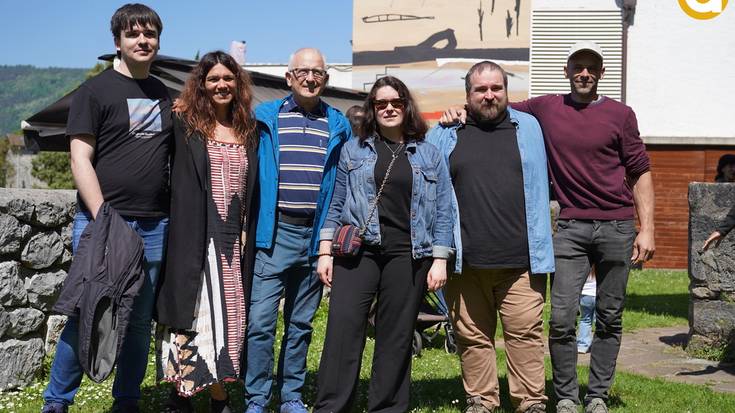 Iñaki Epelderi aitortza egin diote Altzon, haren lana gogora ekarri duen horma-irudi batekin