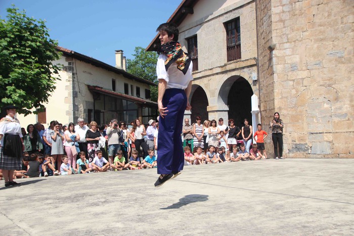 Emakumeak dantzari, lehenengo aldiz soka dantzan - 17