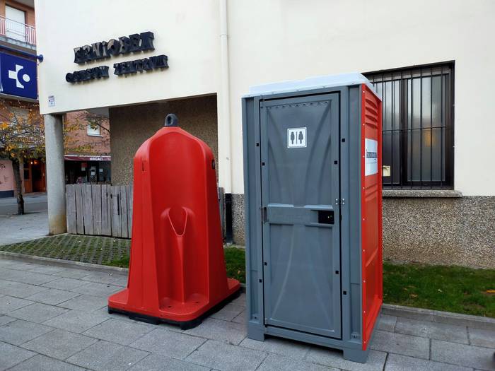 Udalak komun publikoak ezarri ditu Villabonako kaleetan