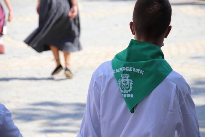 Berriro ere elkarri eskutik  51 1632576981431