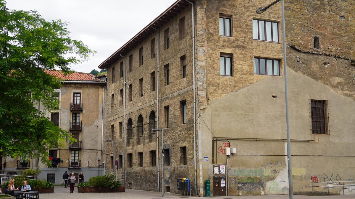 San Frantzisko elizaren bizitokietan etxebizitzak eraikitzeko aukera ari dira aztertzen