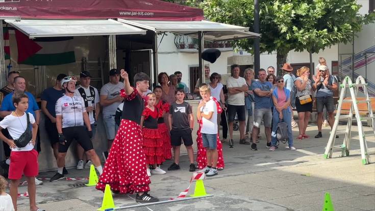 Barttolin jaurtitzeko hainbat teknika eta mozorrotuen giroa