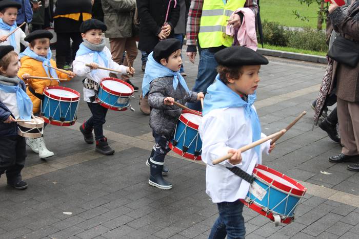 Larramendi auzoko danborrada 15 1540643517397