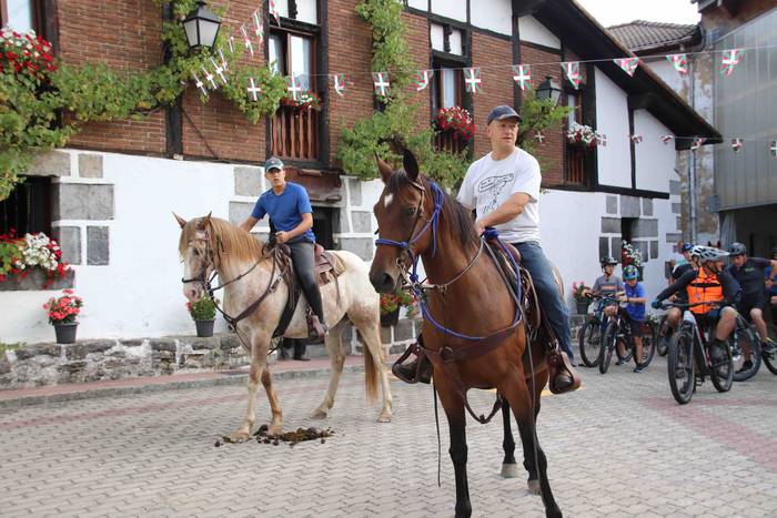 Mendi bizikleta lasterketare 11 1660377592289