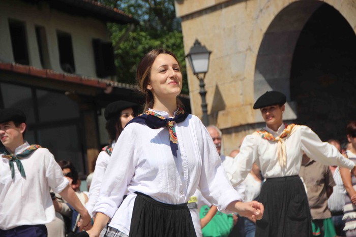 Emakumeak dantzari, lehenengo aldiz soka dantzan - 26