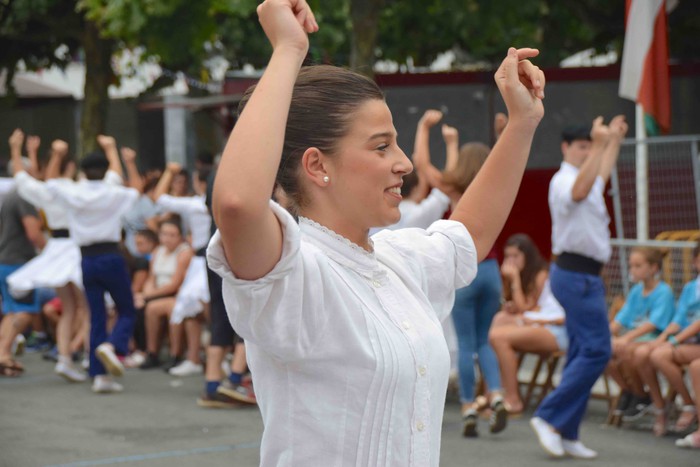Soka dantzak jende ugari bildu du Errebote plazan - 87