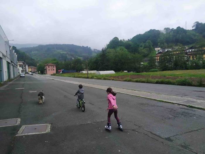 Haurrak kalera atera dira 23 1587900345484