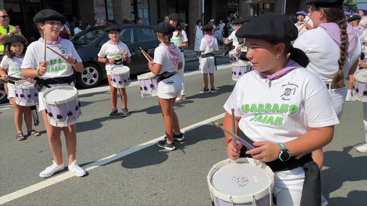 Haurrek jarri dute giroa danbor hotsekin