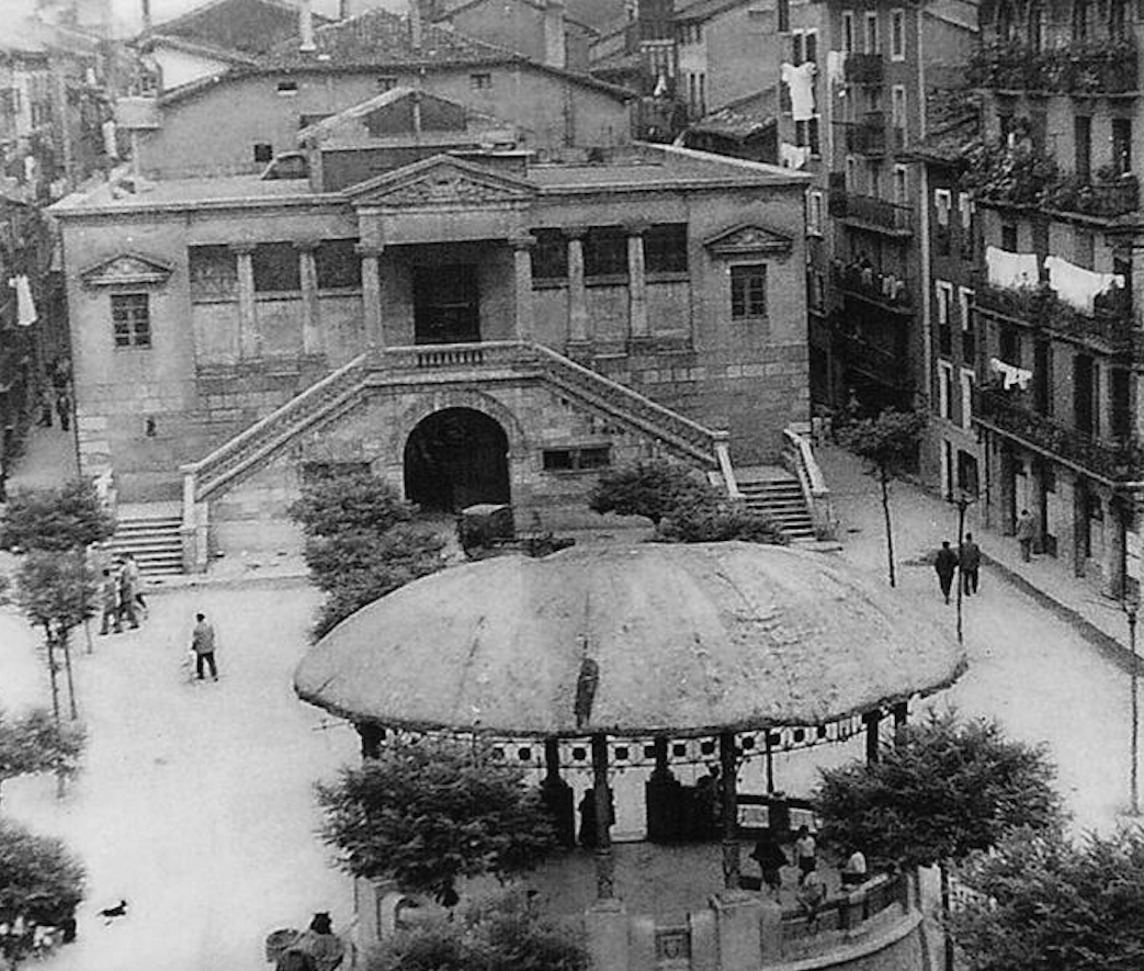 Plaza Berriko bi udal eraikinak
