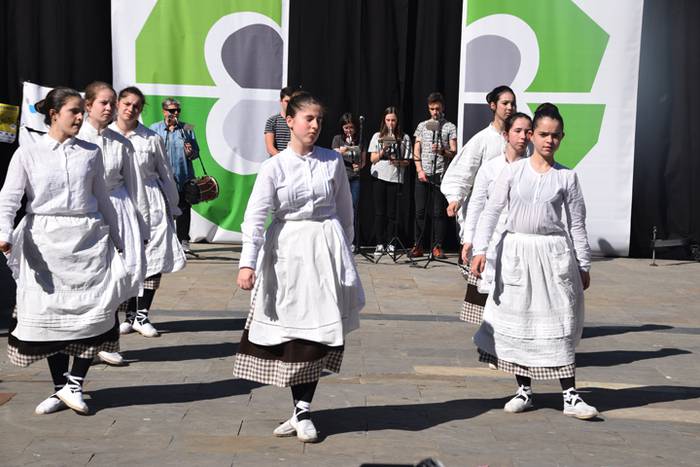 Dantzari txikiak, goizeko pr 107 1491667037766