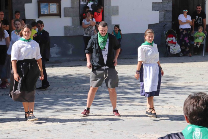 46 gaztek parte hartu dute Irurako Dantza-Sokan - 45