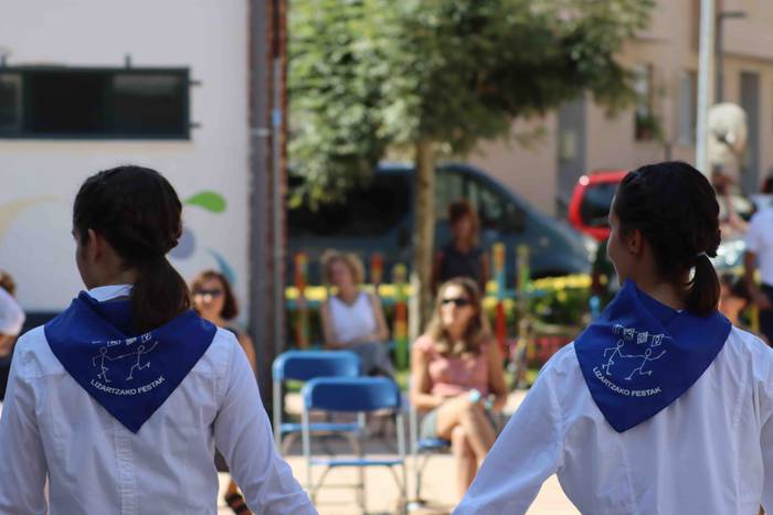 Dantzan igaro dute goiza Liz 5 1630841467795