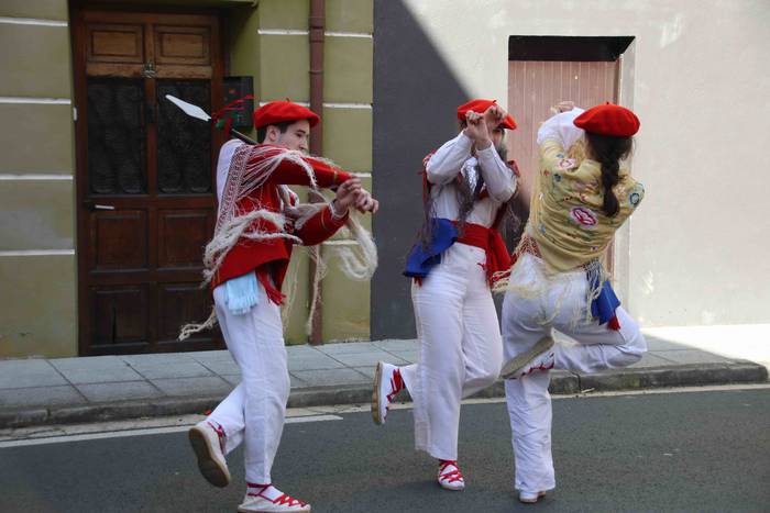 Dantzatzen duen herria 11 1581859431116