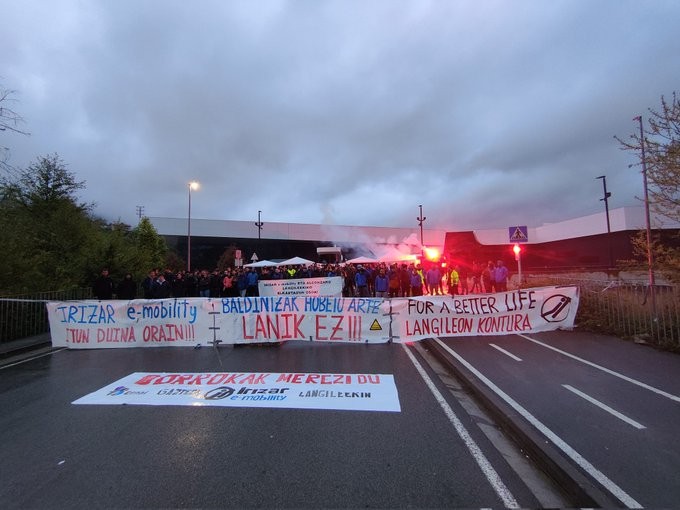 Elkartasuna adierazi diete Irizarko grebalariei