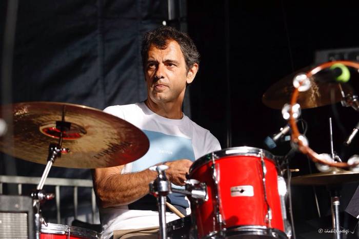 Mitxel Longaron bateria jotzailea hil da