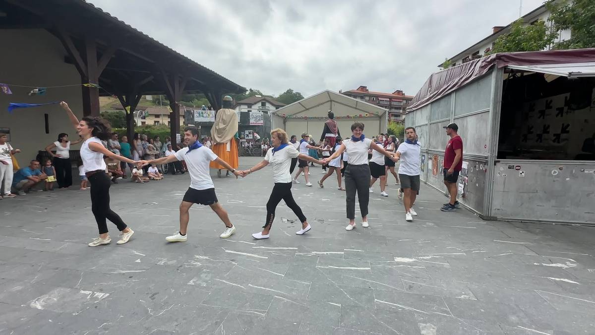 Dantzaldi ederra egin dute ikaztegietarrek San Lorentzo egunean