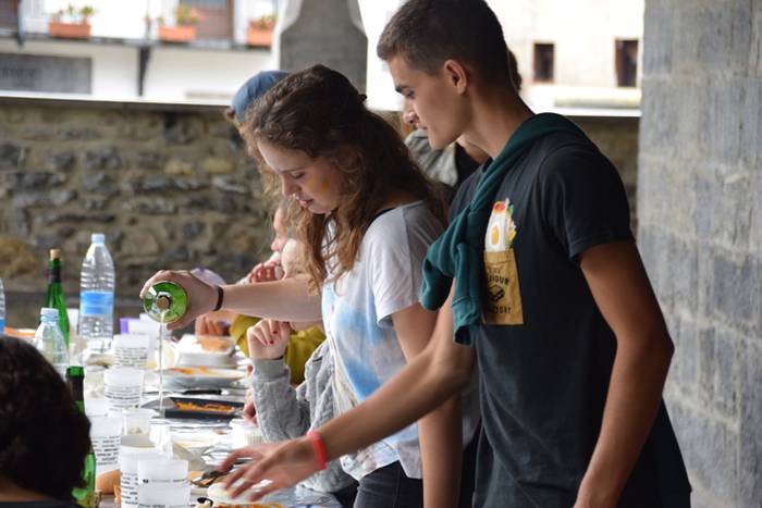 Irurako gazteak herriari bizia ematen 11 1469283708439