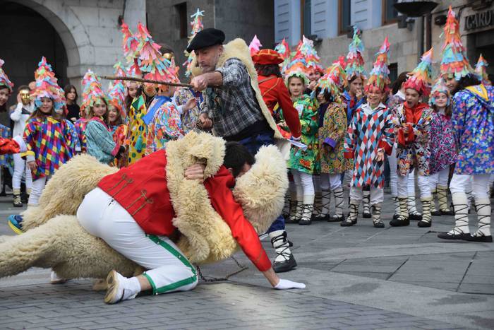 Dantzari txikiek Tolosako ka 14 1551531261299