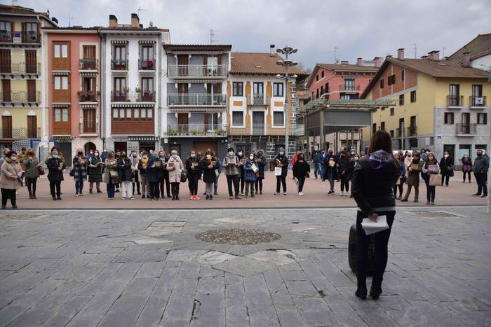 Emakume merkatari eta ostala 14 1615215650861