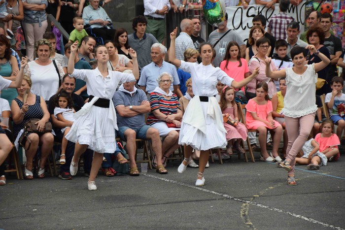Soka dantzak jende ugari bildu du Errebote plazan - 94