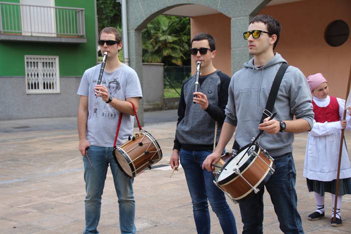 Haurrek alaitu dituzte kalea 54 1494678077192