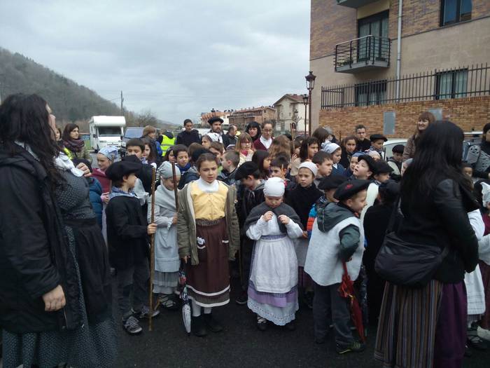 Irurako ikastolan, Santa Age 12 1486383113320