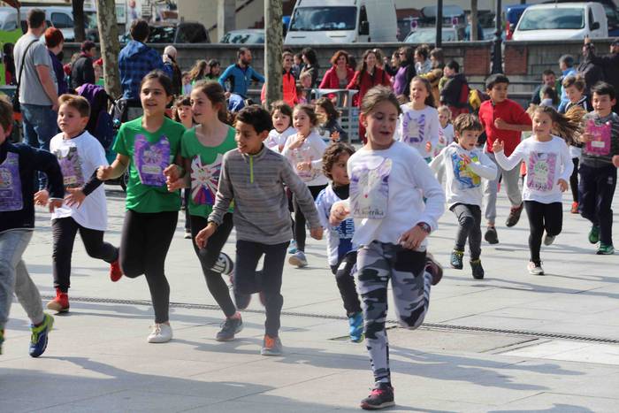 Txikienek eman diote hauspoa 20 1555155533685