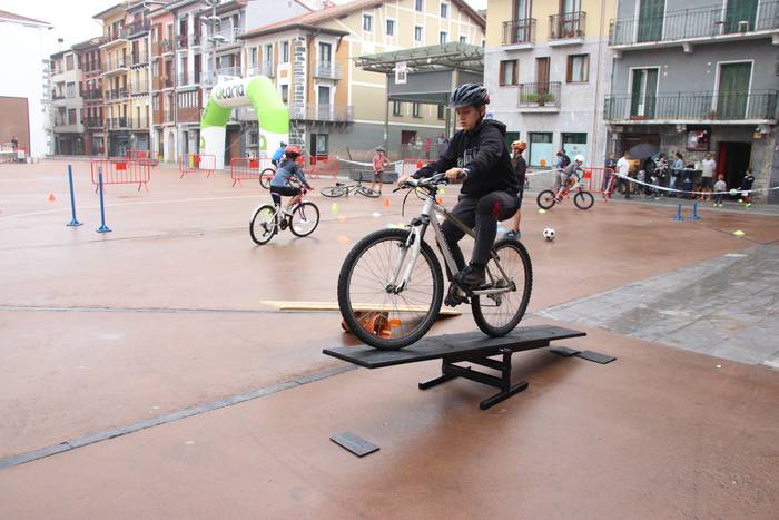 200 txirrindulari inguru, Ir 10 1570293785517