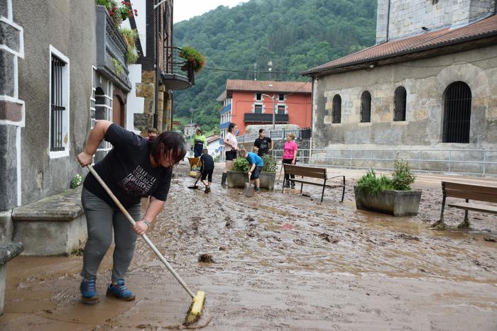 Uholdeek eragindako kalteen gainean hartutako konpromisoak betetzeko eskatu diote aldundiari