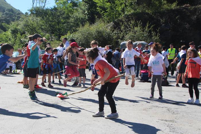 Eskuak batuta, desio bakarre 23 1528640621418