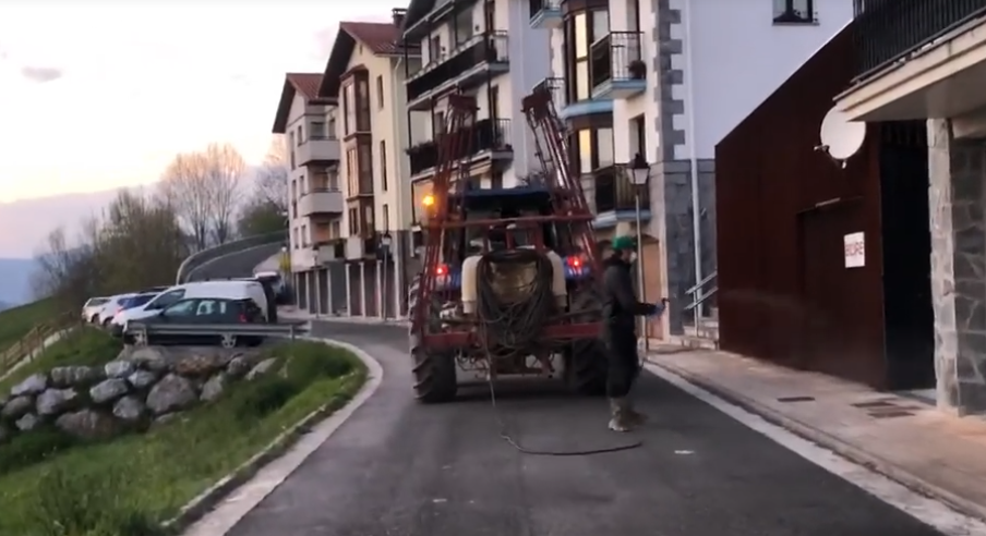Abaltzisketako Ganaduzaleen Elkarteko kideek herriko kaleak desinfektatu dituzte