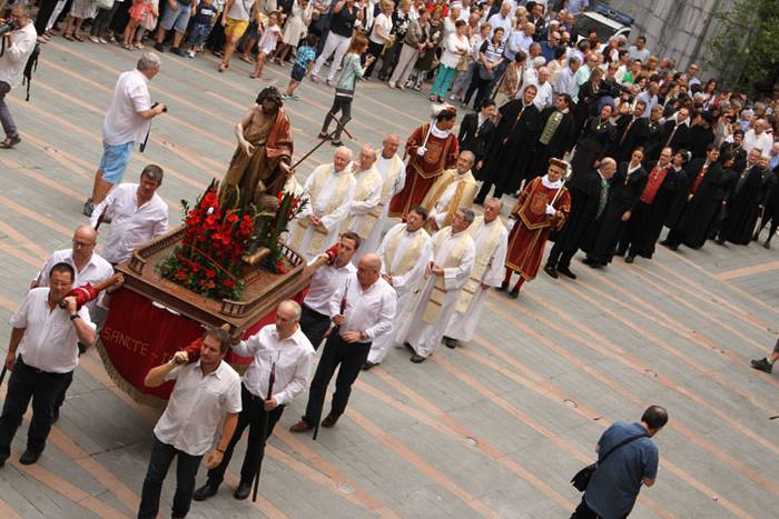 Santuek eta dantzariek poztu 173 1498313140629