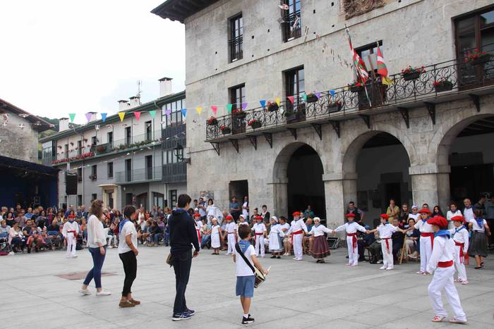 Dantzak, txistuak eta trikit 66 1565549110113