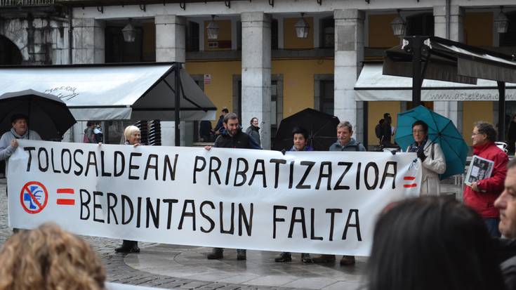 Protesta goiztiarra egin du TOPAk, Asuncionek antolatutako mintegiaren irekieran