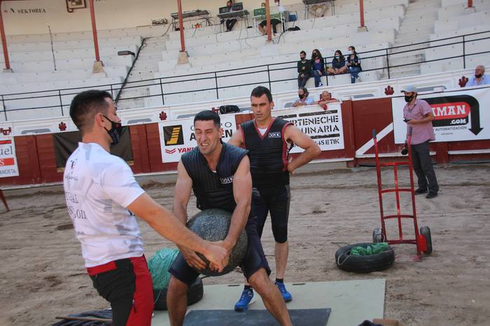 Izetatarrek jantzi dute txap 48 1624130528682